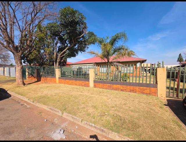 13 BEDROOM HOUSE FOR SALE IN KEMPTON PARK CENTRAL